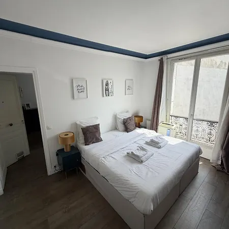 Beautiful Lincoln Apartment Paris