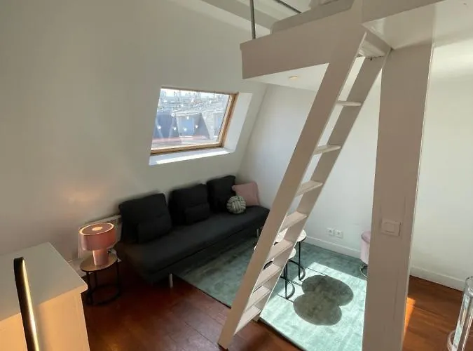 Beautiful Lincoln Apartment