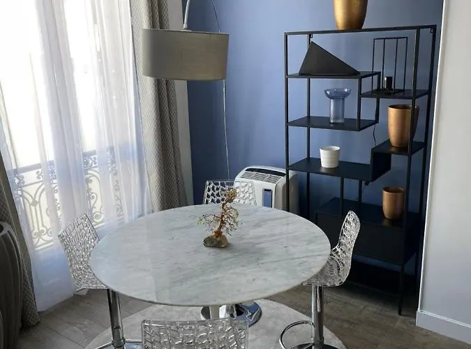 Beautiful Lincoln Apartment Paris