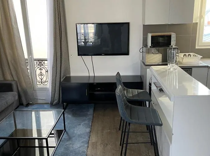 Beautiful Lincoln Apartment Paris